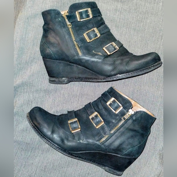 ERIC MICHAEL "LENA" BLACK LEATHER WEDGE ANKLE BOOTS W/ BUCKLE ACCENTS ~ SIZE 39 - Picture 1 of 13